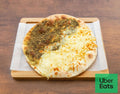 Sandwich libanais zaatar et fromage sur galette, thym, sésame et fromage fondant spécialité libanaise à Paris