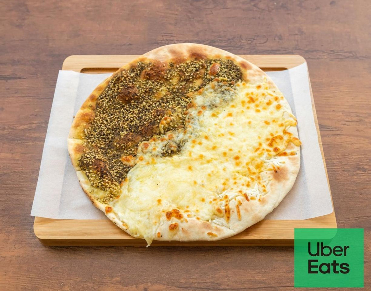 Sandwich libanais zaatar et fromage sur galette, thym, sésame et fromage fondant spécialité libanaise à Paris