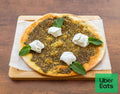 Man’ouché végétarienne au labneh frais et crémeux, garnie de zaatar libanais au thym et sésame, préparée maison chez King Libanais à Paris 10, près de Gare de l’Est.
