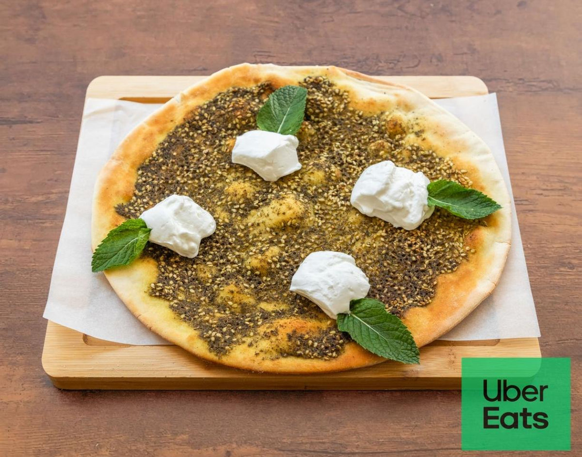 Man’ouché végétarienne au labneh frais et crémeux, garnie de zaatar libanais au thym et sésame, préparée maison chez King Libanais à Paris 10, près de Gare de l’Est.