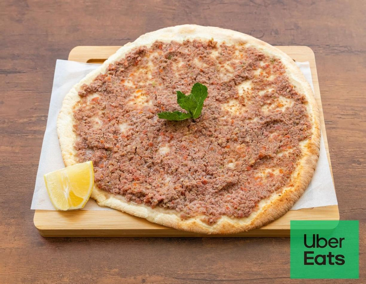 Sandwich libanais lahem bi ajin sur galette, viande hachée épicée spécialité libanaise à Paris