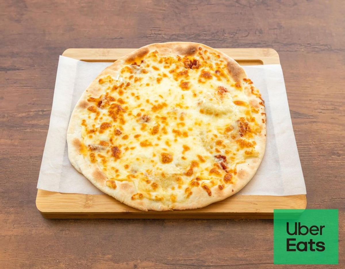 Man’ouché artisanale au soujouk halal et fromage chaud gratiné, préparée maison chez King Libanais – Maison des Galettes, restaurant libanais à Paris 10.