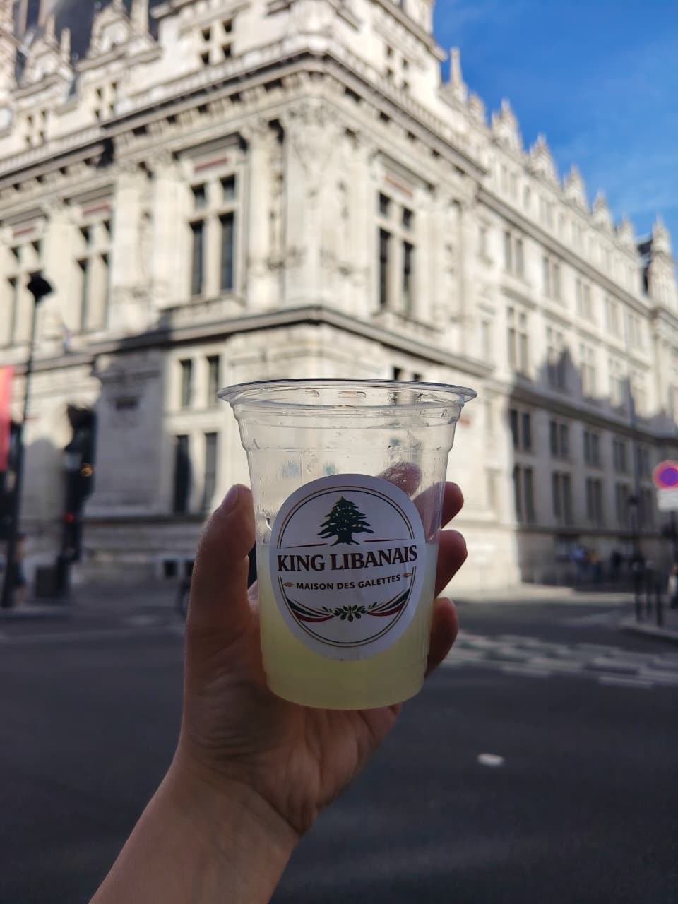 Limonade maison au citron frais servie froide, boisson libanaise rafraîchissante à Paris